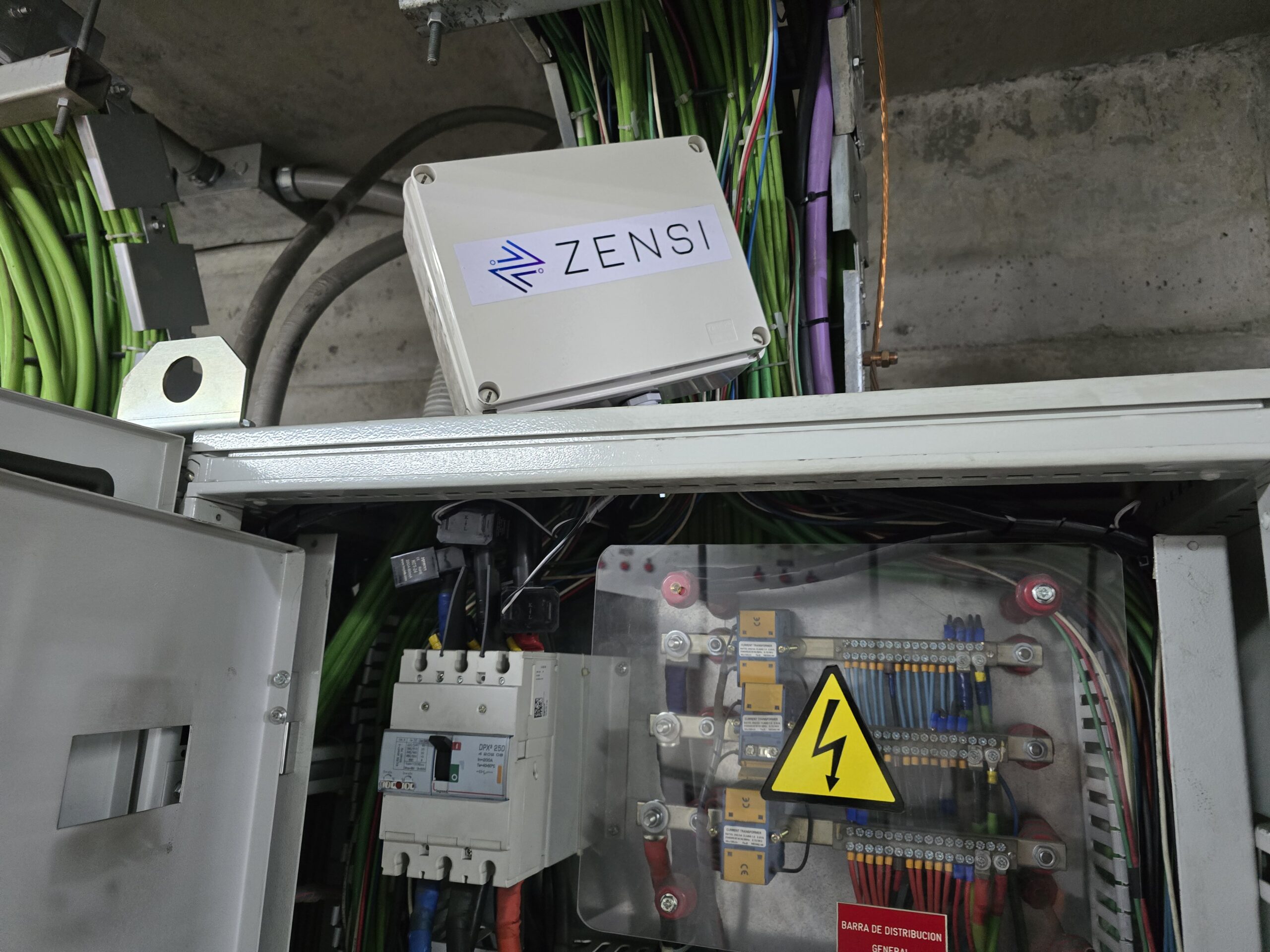 Solución montada en caja estanca en tablero de sala eléctrica
